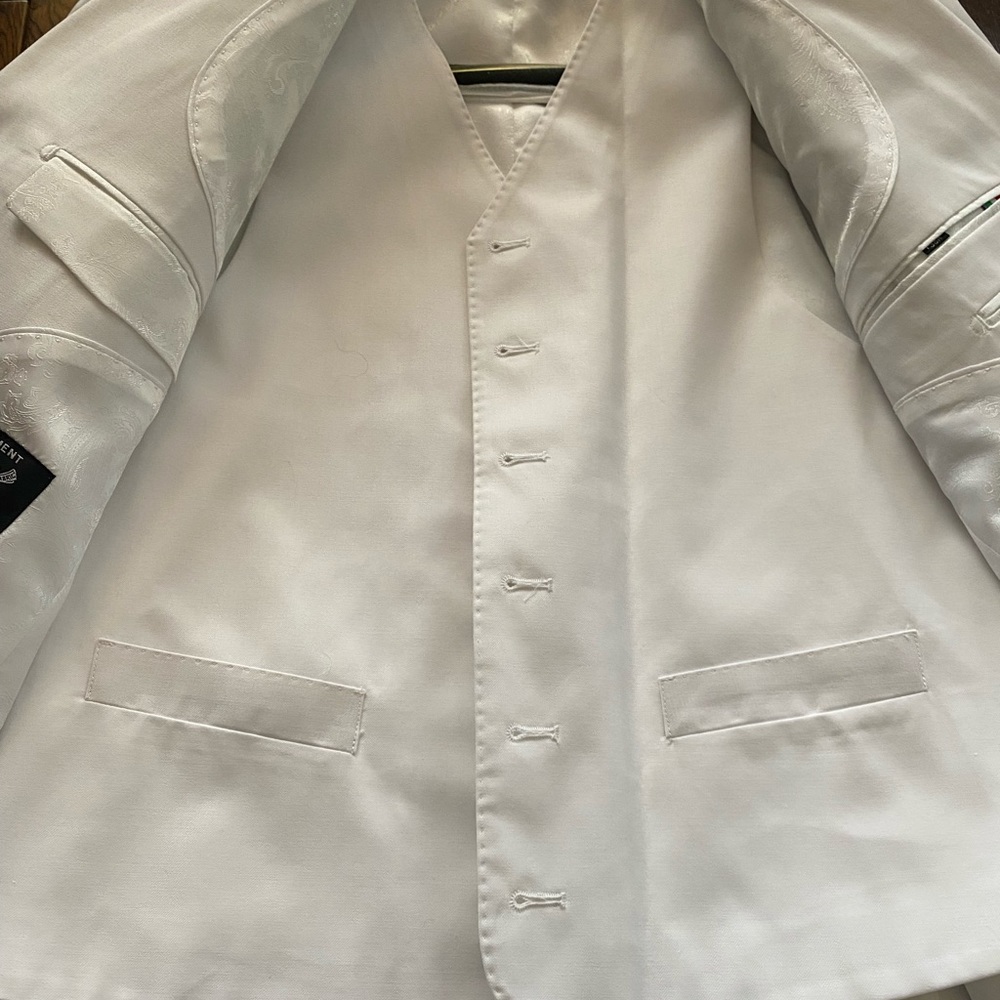 BNWT Men’s 3 piece suit